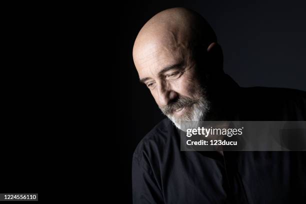 echt 65 jaar mannelijk portret - bald man stockfoto's en -beelden