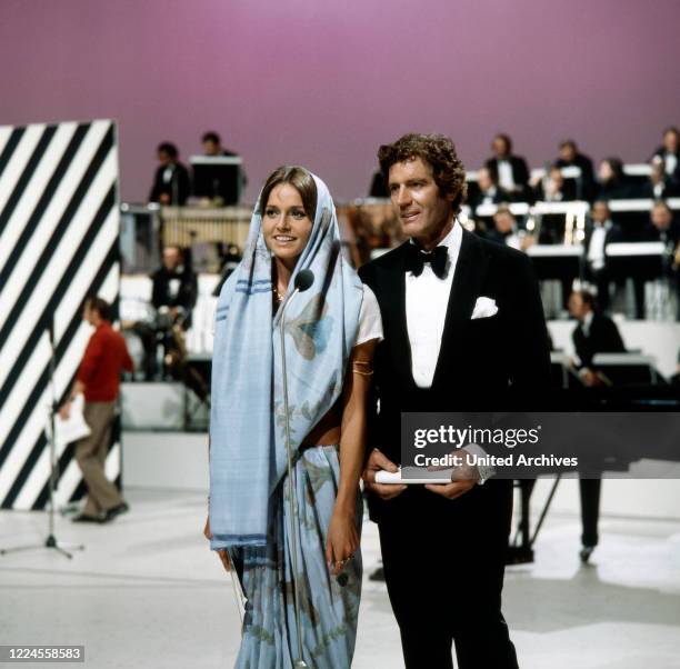 The famous actor couple Paul Hubschmid and Eva Renzi during the moderation of the gala evening of the record on August 28, 1971 in Berlin.