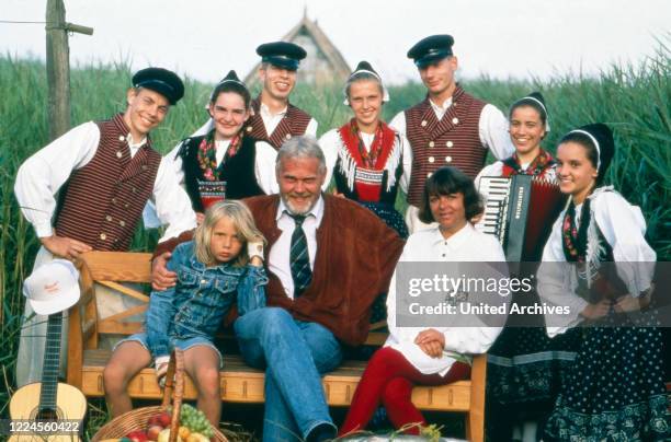 German singer and presenter Gunther Emmerlich with his family and musicians, Germany, circa 1994.