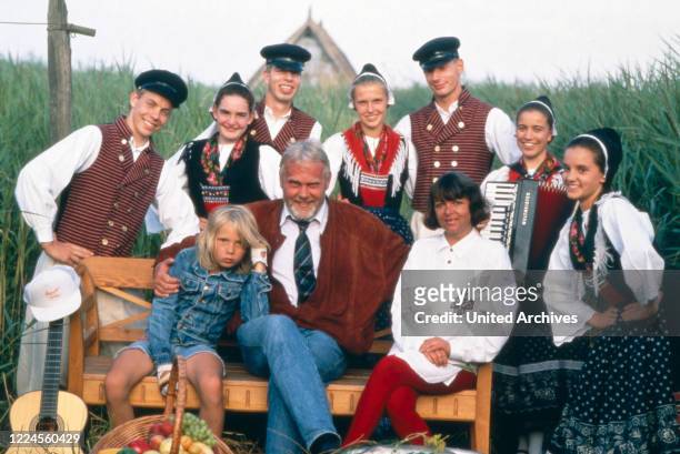 German singer and presenter Gunther Emmerlich with his family and musicians, Germany, circa 1994.