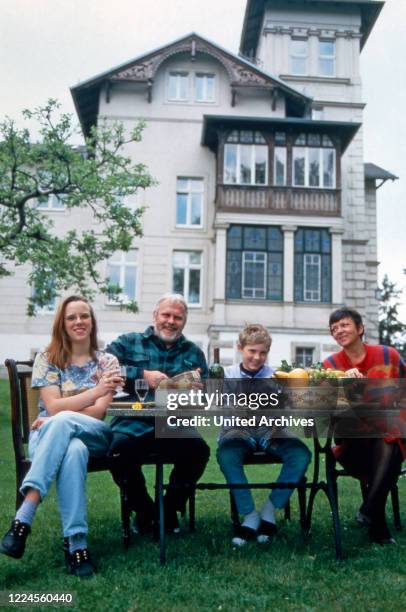 German singer Gunther Emmerlich with family in the garden of his Villa Maria at Dresden, Germany, circa 1995.