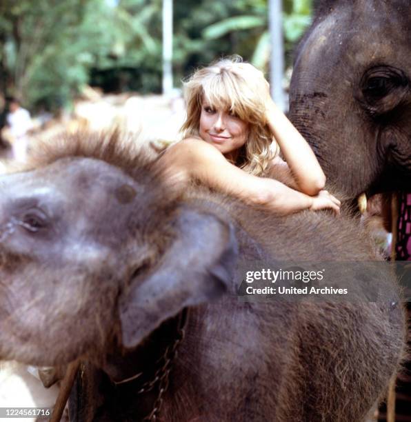 Private footage of the actress Heather Thomas during the shooting of the film Stein des Todes aka Deathstone, 1987.