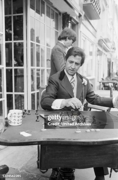 Swiss singer and actor Vico Torriani in his TV show 'Der goldene Schuss', Germany late 1960s.