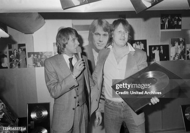 German schlager singer Roland Kaiser with singer Gunter Gabriel and golden disc at Hamburg, Germany circa 1978.