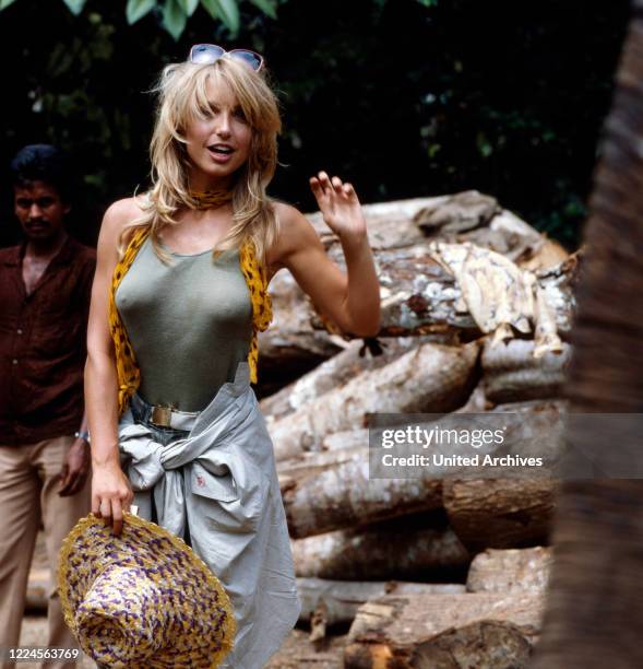 Private footage of the actress Heather Thomas during the shooting of the film Stein des Todes aka Deathstone, 1987.