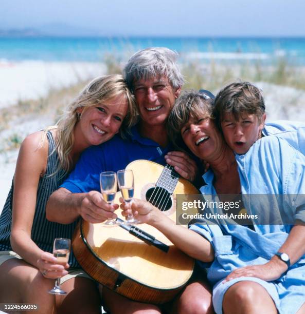 The german actor Siegfried Rauch with his family and his collegue the german actress Maria FurtwÃ¤ngler at the beach,probably Mediterranean Sea 1980.