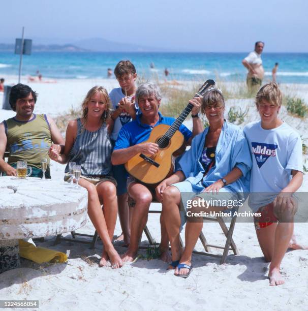 The german actor Siegfried Rauch with his family and his collegue the german actress Maria FurtwÃ¤ngler at the beach,probably Mediterranean Sea 1980.