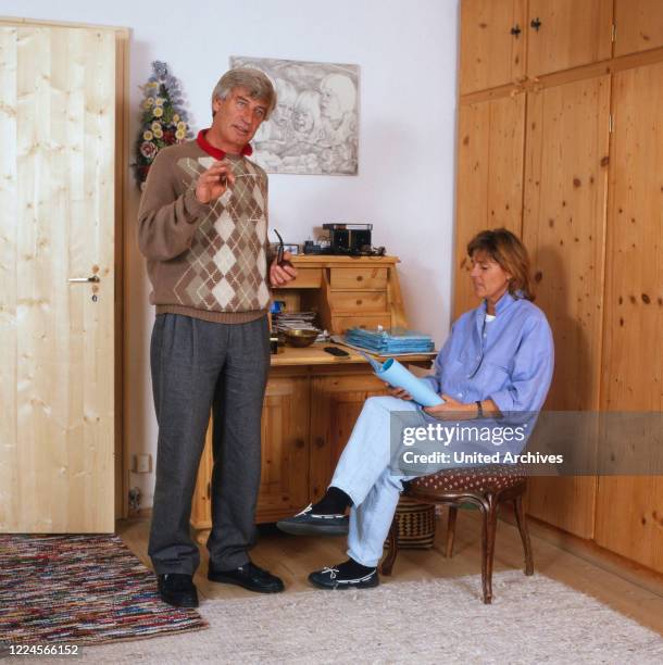 Picture of the german actor Siegfried Rauch in his home with his wife, 1980.