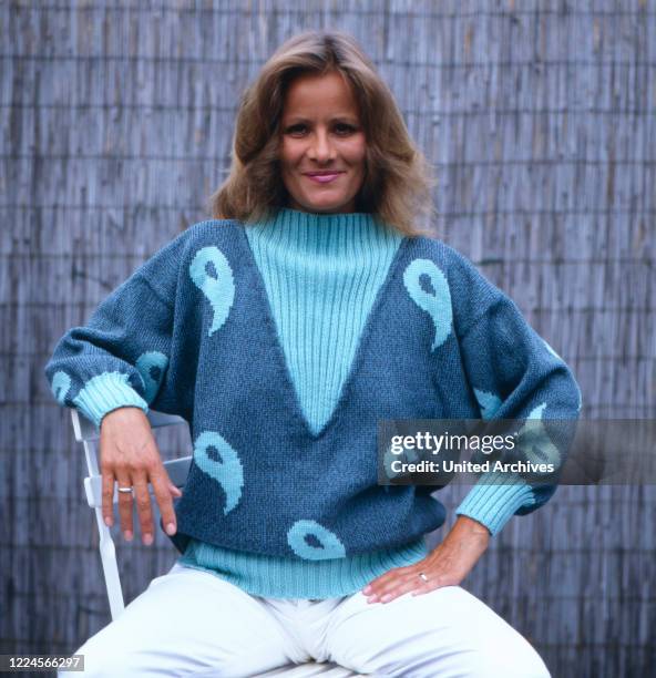 The german actress Claudia Rieschel is posing for a picture, Germany, 1990.