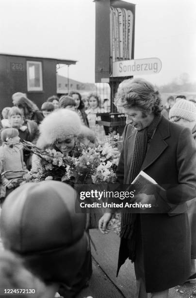 Dutch TV presenter and entertainer Rudi Carrell at the wedding with Anke Bobbert, Germany, 1974.