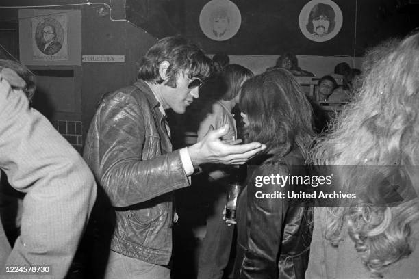 German movie director Rudolf Thome and photo model Uschi Obermaier in Club Schwabing in Munich, Germany, 1968.