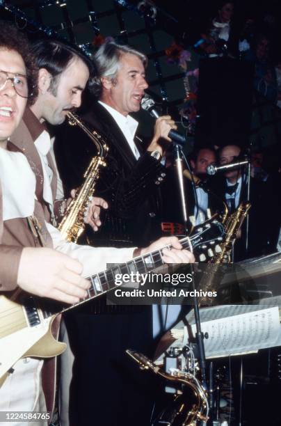 Dutch TV entertainer Rudi Carrell performing at an evening event, Germany, 1970s.