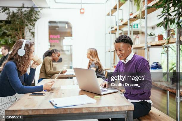 diversas personas de negocios telemovilismos desde el café - lilac fotografías e imágenes de stock