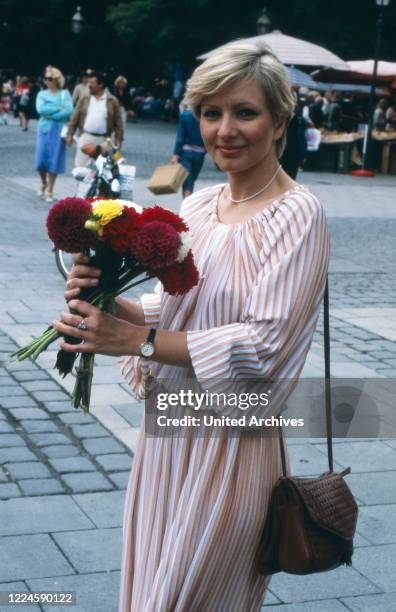 German actress and dubbing actress Susanne Beck strolling through Munich, Germany, 1980s.