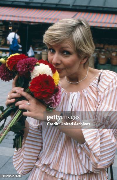German actress and dubbing actress Susanne Beck strolling through Munich, Germany, 1980s.