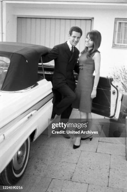 Swiss yodeller and schlager singer Peter Hinnen with Susan Regin, Germany, 1960s.