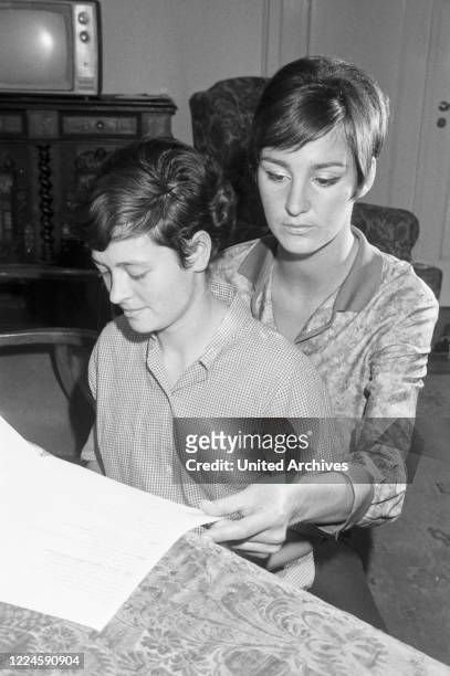 German singer Suzanne Doucet with lyricist Anja Hauptmann at Munich, Germany, 1960s.