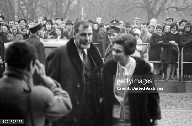 Arrival of the stars at the Bambi Awards Ceremony in the Hercules Hall of the Munich Residence on 22 January 1967: Bernhard Wicki with his wife Agnes...