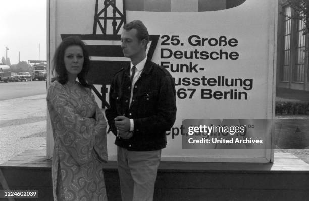 German actress Friedel Frank with singer Hans Dischereit at the Internationale Funkausstellung Berlin 1967, Germany, 1960s.