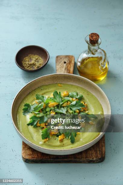 spinach and green pea soup with grilled corn - pea and mint soup stock pictures, royalty-free photos & images