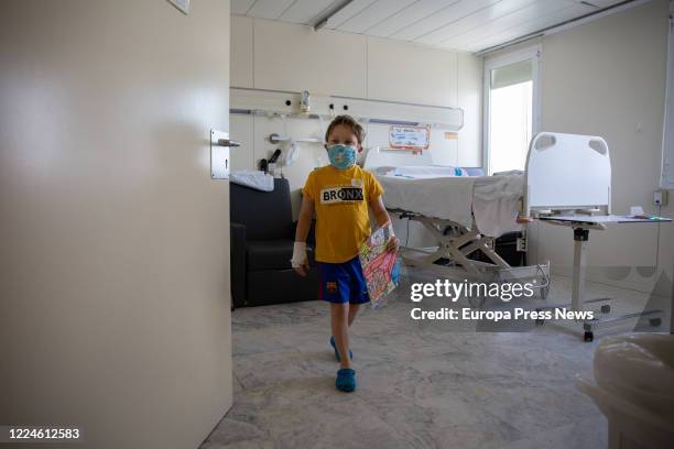 Julian, a boy admitted to the Children's Unit of the Vall d'Hebrón Hospital for a rare disease and pending lung transplantation, leaves his room to...