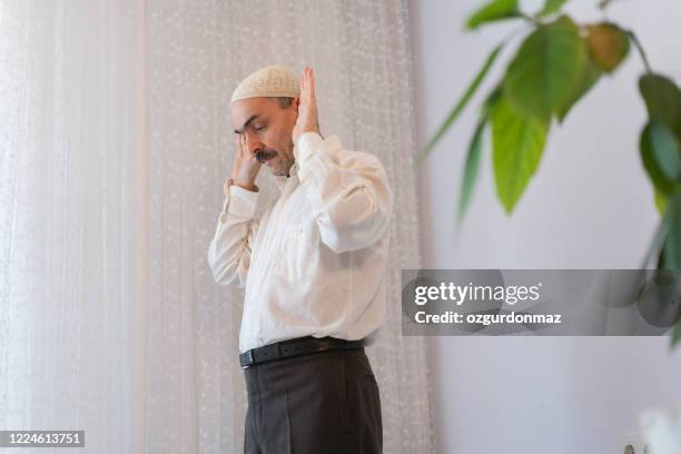 muslim man praying at home in ramadan, turkey - islamismo sunita imagens e fotografias de stock