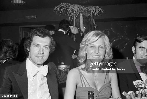 German football player Franz Beckenbauer with his wife Brigitte at the SPIO Filmball at Munich 1976, Germany, 1970s.