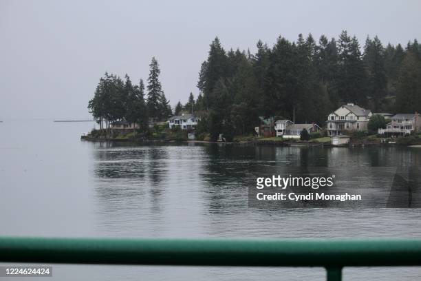 island homes in the pacific northwest. ferry crossing in seattle - seattle home stock pictures, royalty-free photos & images