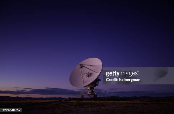 radio telescope at the very large array at nightfall - national radio astronomy observatory stock pictures, royalty-free photos & images