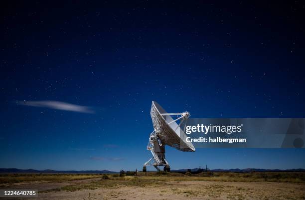 radio telescope at the very large array at night - satellite dish stock pictures, royalty-free photos & images