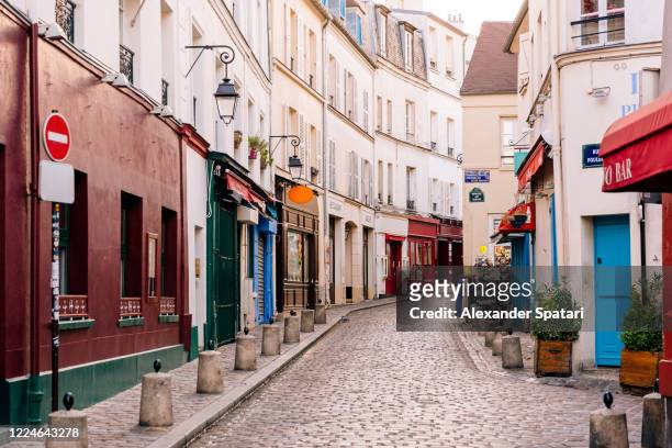 empty cobbled street in montmartre, paris, france - paris france stock-fotos und bilder