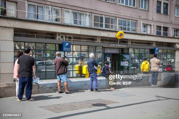 Tail with social distinction in front of the Post Office during the coronavirus health crisis.