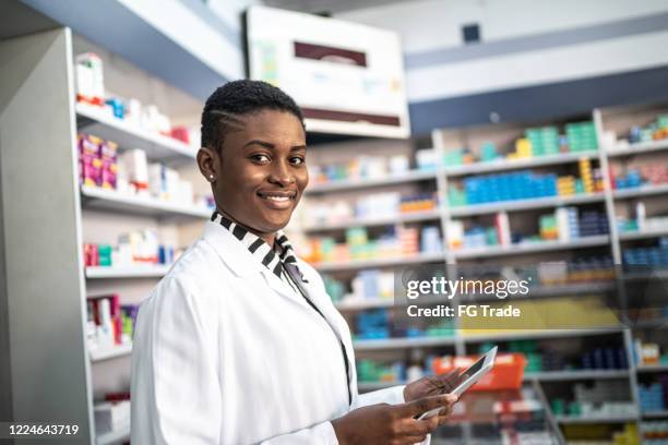 retrato de la joven farmacéutica en farmacia - drug delivery fotografías e imágenes de stock