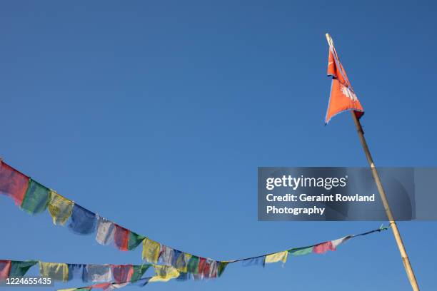 prayer flags & the flag of nepal - nepali flag stockfoto's en -beelden
