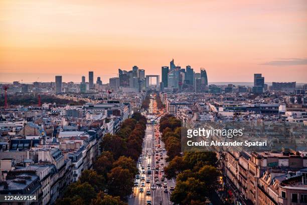 la defense financial district at dusk, paris, france - avenue des champs elysees stockfoto's en -beelden
