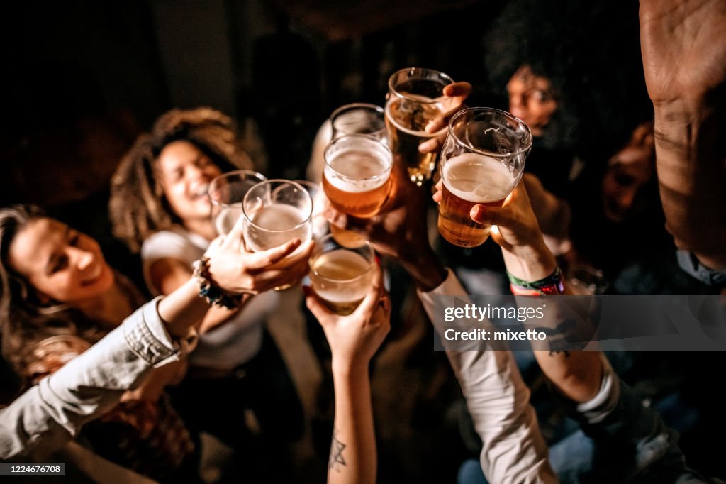 Amis grillant au pub