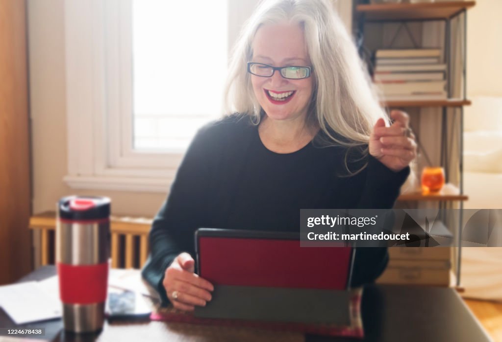 Stilvolle 50+ Frau arbeiten von zu Hause aus.