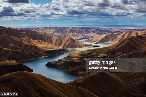 lucky peak reservoir on autumn afternoon seen from trail to cervidae peak outside boise, idaho - boise - fotografias e filmes do acervo