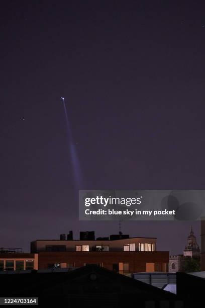 a police helicopter in the sky at night - hackney stockfoto's en -beelden