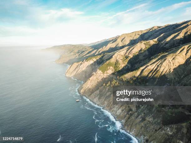 de kust van californië door drone bij zonsopgang - pacific-coast-ranges stockfoto's en -beelden