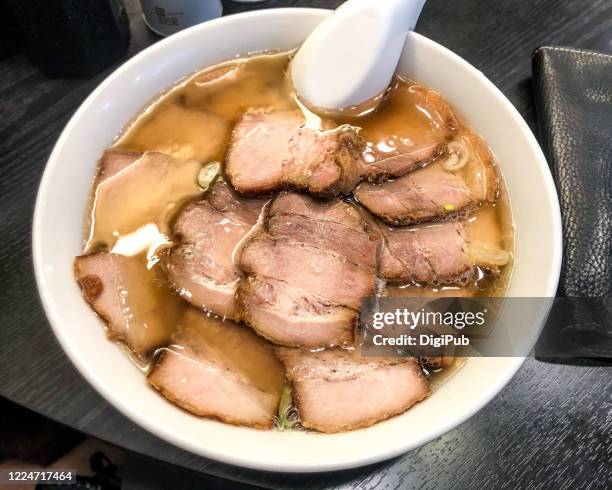 close-up of kitakata char siu pork ramen - char siu pork stock-fotos und bilder