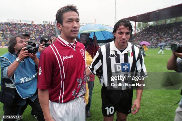 Hidetoshi Nakata of Perugia shakes hands with Alessandro Del Piero of Juventus after the Serie A match between Perugia and Juventus at the Stadio...
