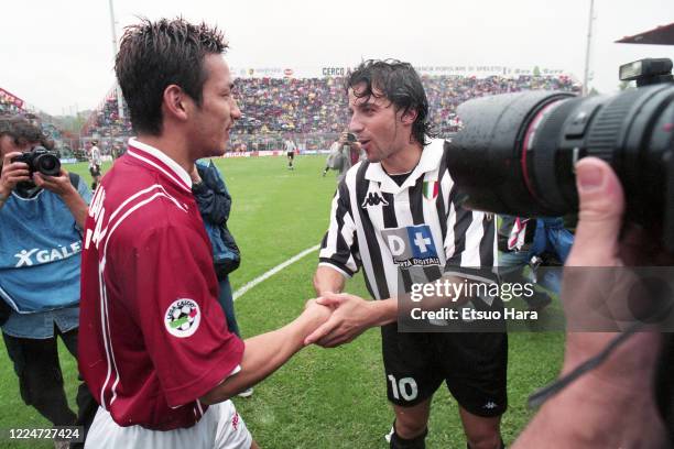 Hidetoshi Nakata of Perugia shakes hands with Alessandro Del Piero of Juventus after the Serie A match between Perugia and Juventus at the Stadio...