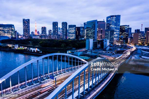 aerial view of tokyo, tsukiji bridge - rivière sumida photos et images de collection