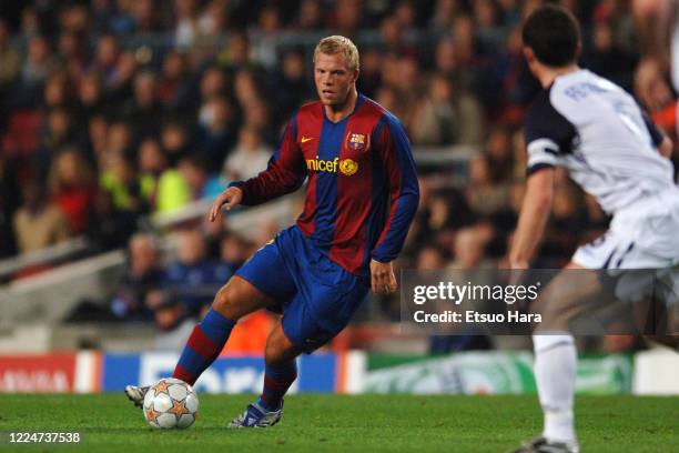 Eidur Gudjohnsen of Barcelona in action during the UEFA Champions League Group E match between Barcelona and Glasgow Rangers at the Camp Nou on...