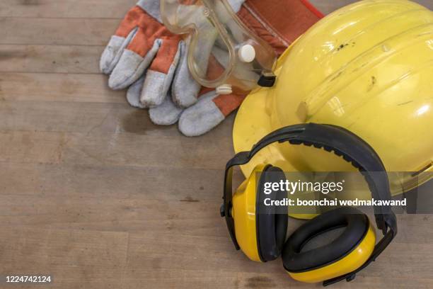 construction safety equipment - stiefel-mit-stahlkappen stock-fotos und bilder