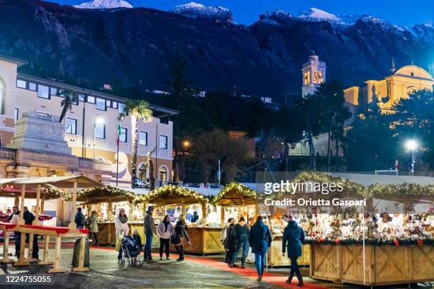 christmas in malcesine, lake garda, italy - malcesine stock pictures, royalty-free photos & images