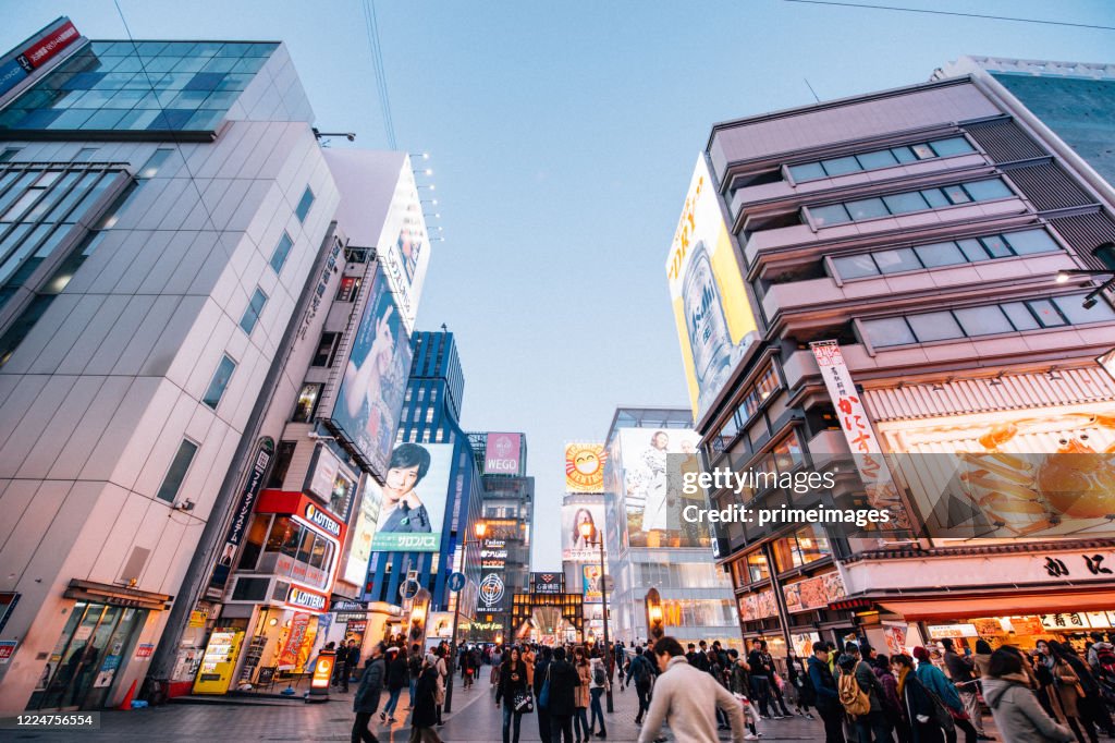 道頓堀大阪日本を照らすカラフルな看板で夜の街で大阪周辺で買い物や小売り
