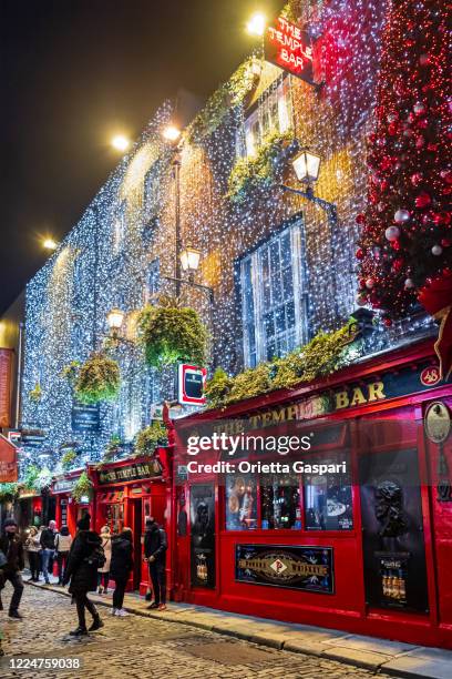 dublin, ireland - the temple bar pub at christmas - ireland winter stock pictures, royalty-free photos & images