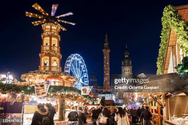 glasgow, weihnachtsmarkt in george square (schottland, vereinigtes königreich) - glasgow stock-fotos und bilder